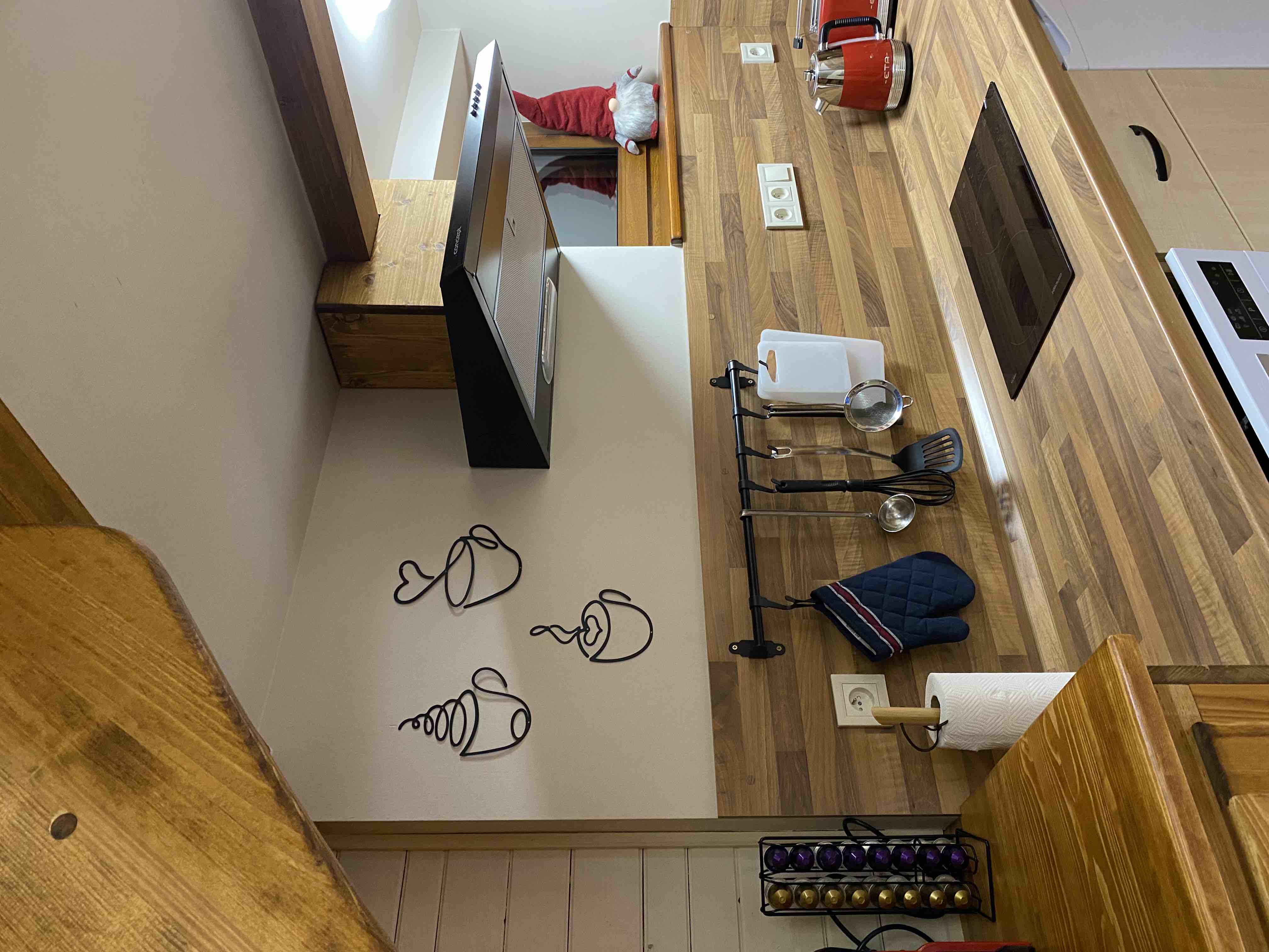 Detail kuchyňské linky s kávovarem
