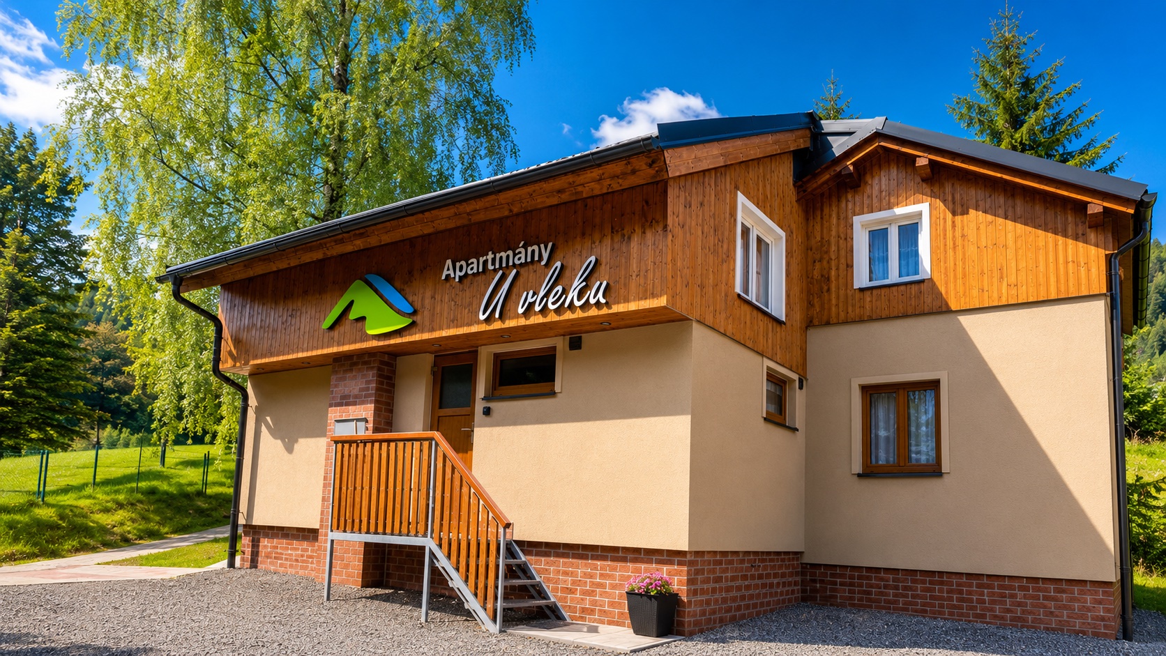Pohled na objekt apartmánů U vleku v Českých Petrovicích za zimního dne